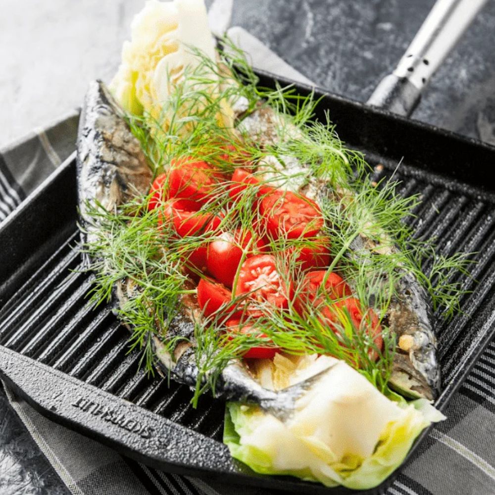 Grillet makrel med tomat og spidskål