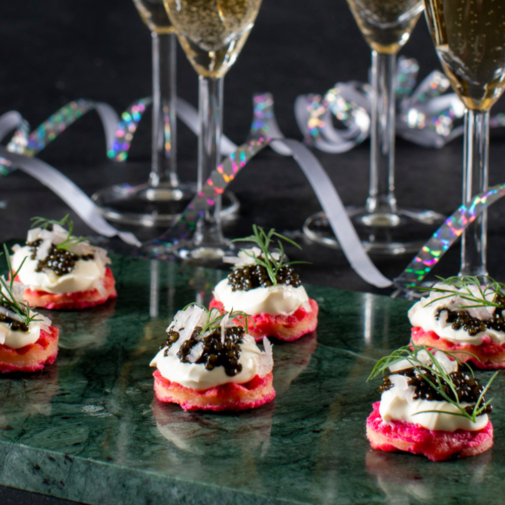 Caviar på rødebedevaffel med creme fraiche og skalotteløg