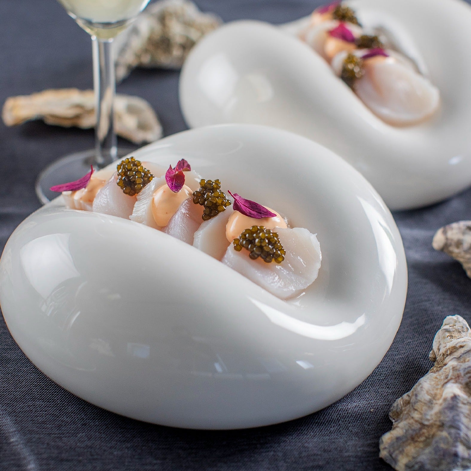 Ceviche af kammusling med oscietra caviar og romanescocreme