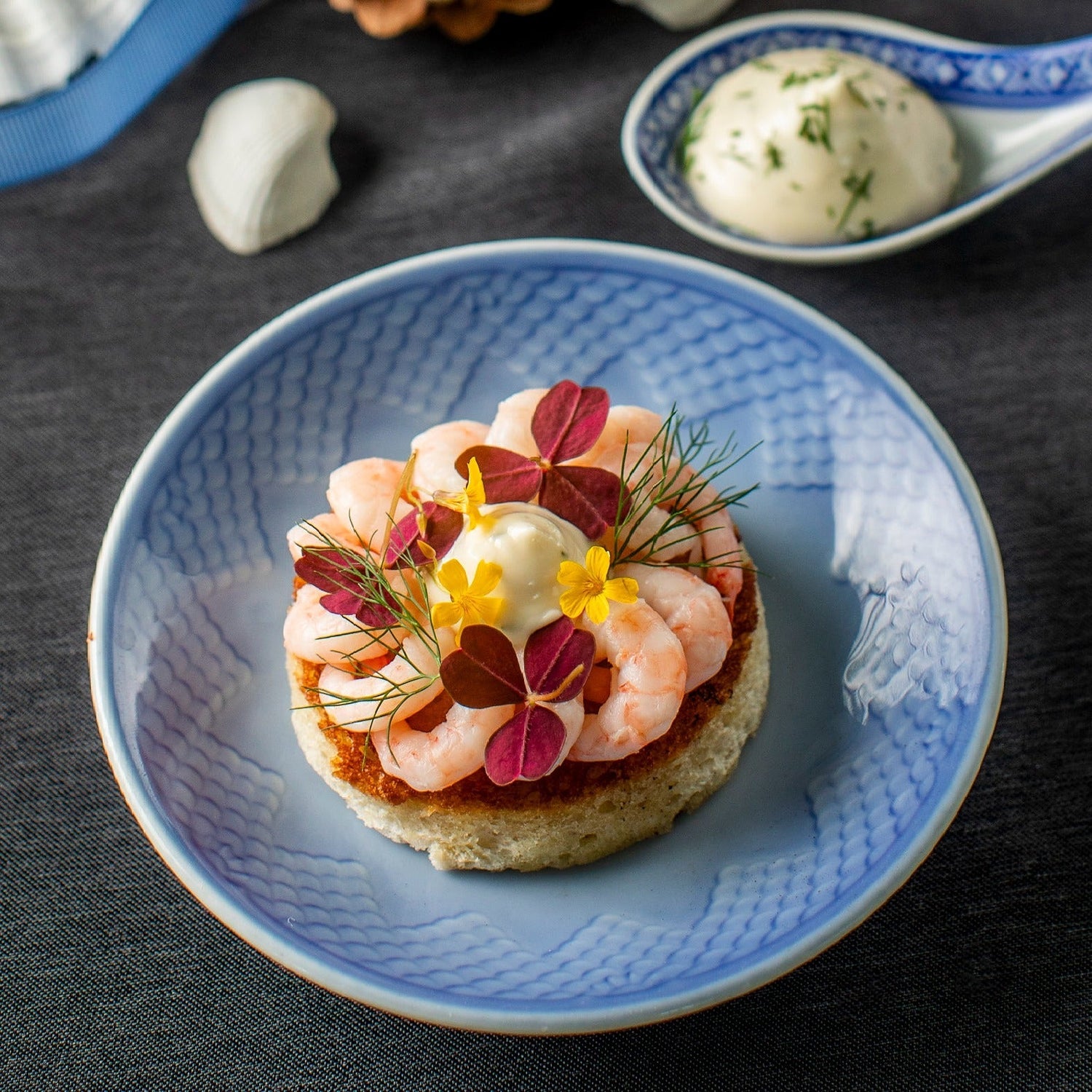 Rejemedaljoner på surdejsbrød med citrusmayo