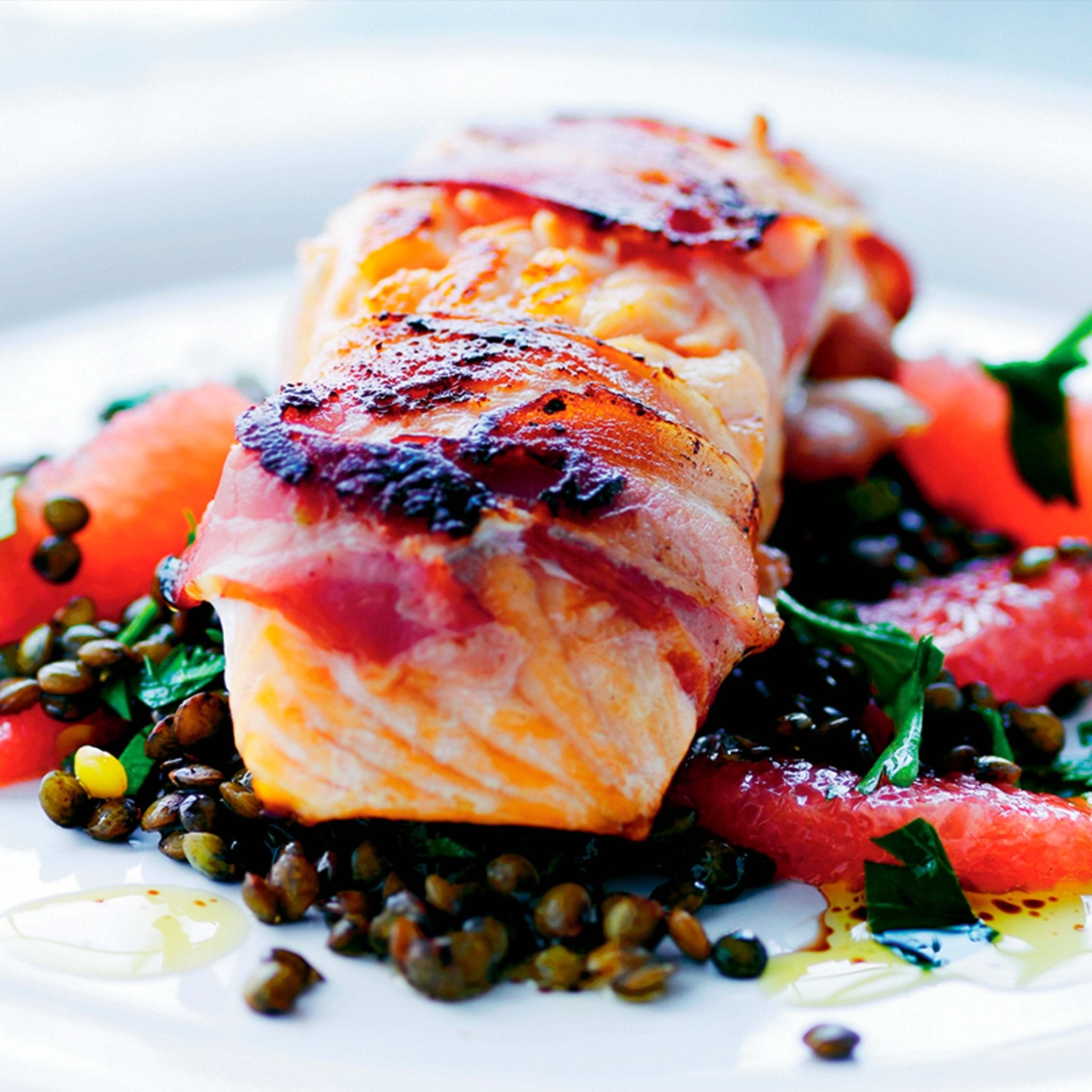Baconstegt laks med linser og blodgrape - Kystfisken