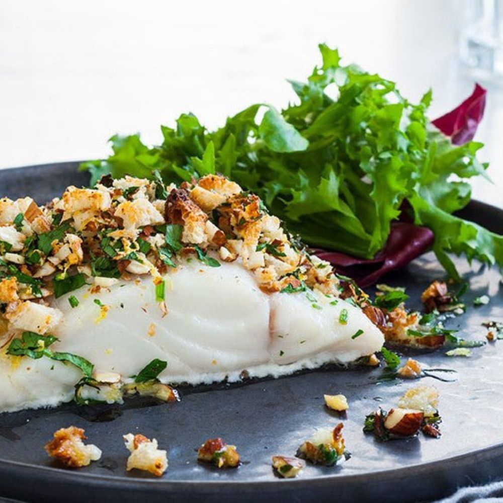 Bagt vesterhavstorsk med mandel-persilletopping - Kystfisken