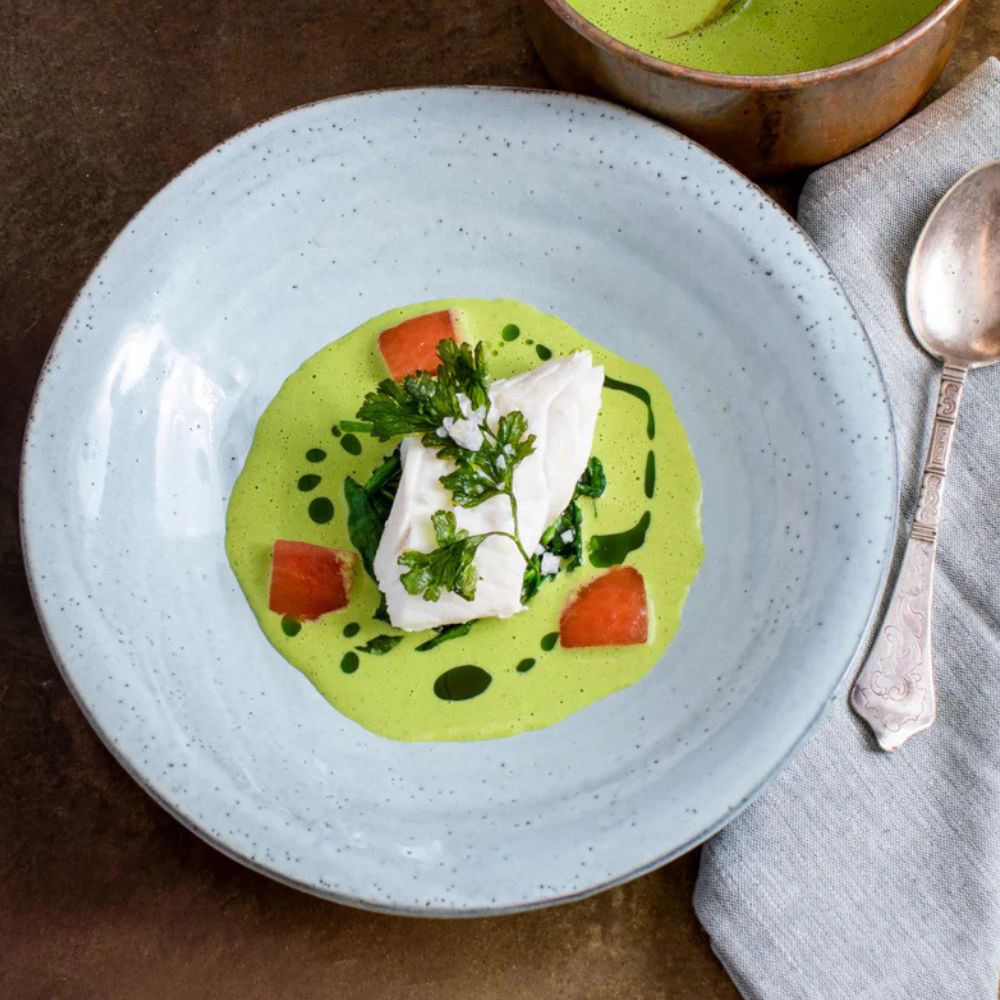 Dampet torsk i persillesauce med smørsauteret spinat - Kystfisken