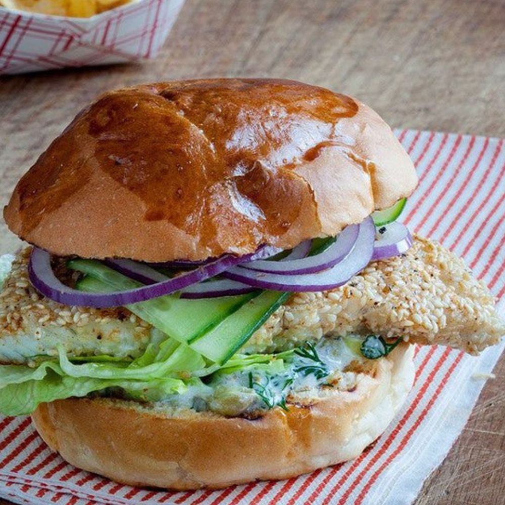 Fiskeburger med sesamstegt mørksej - Kystfisken