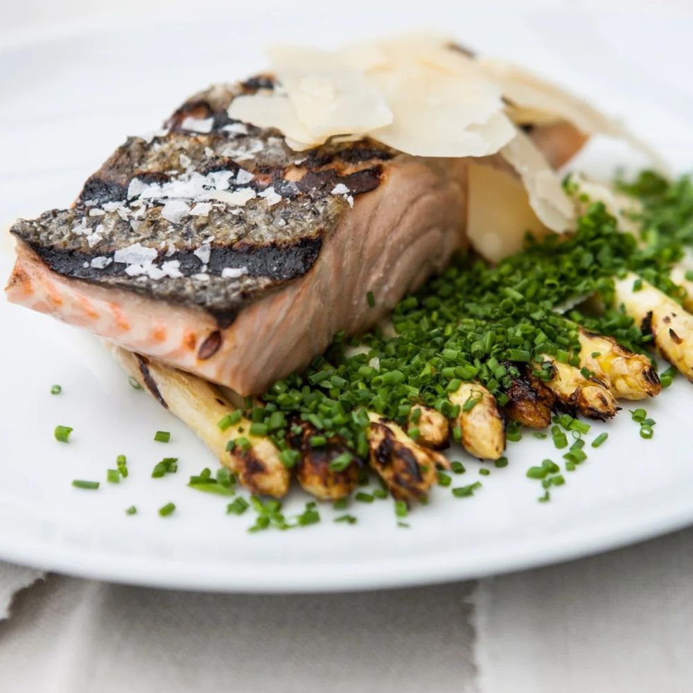 Grillet lakseryg med hvide asparges og parmesan - Kystfisken
