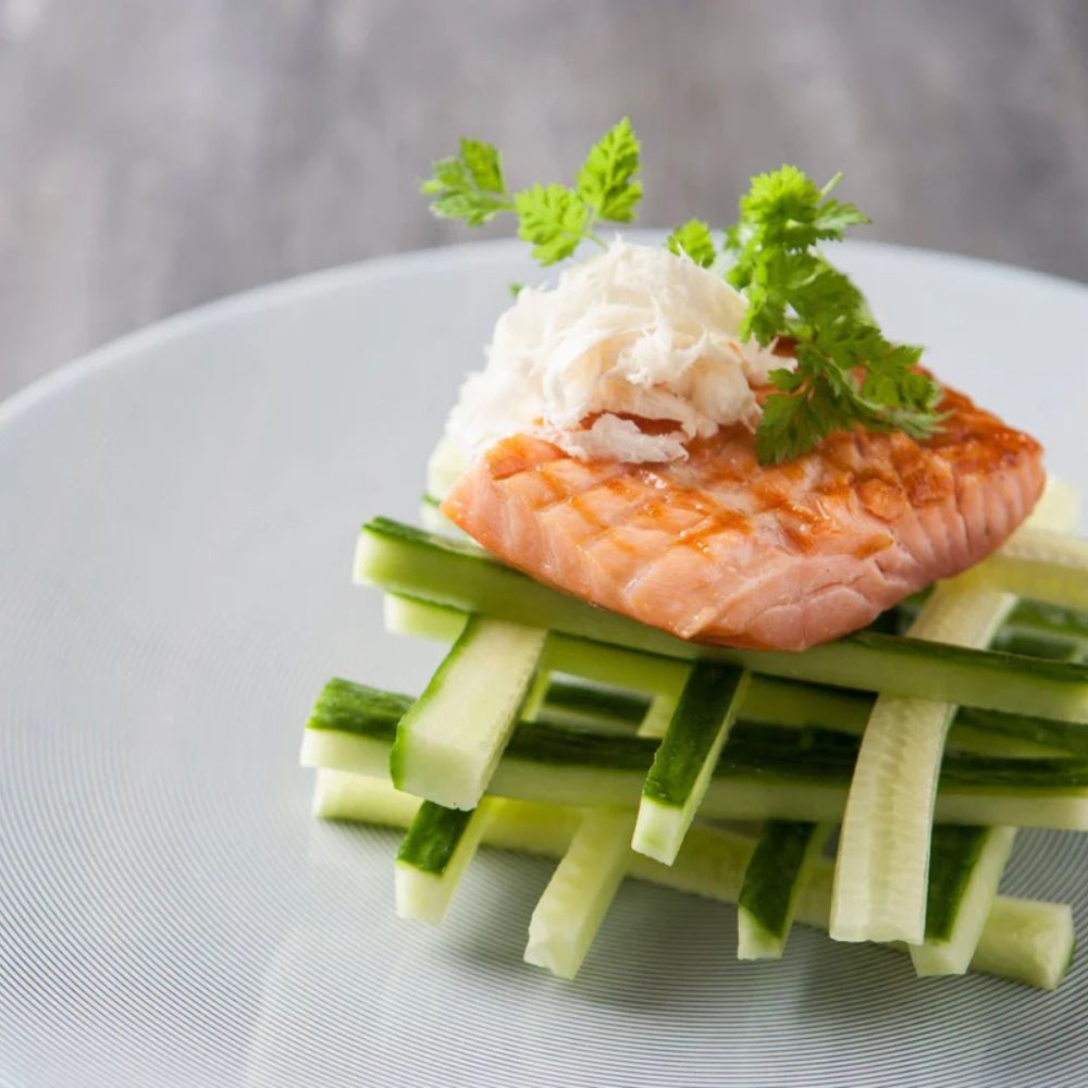 Grillet røget laks med agurk - Kystfisken