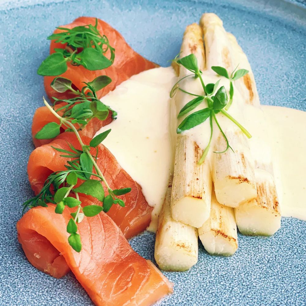 Koldrøget laks med hvide asparges & sauce mousseline - Kystfisken