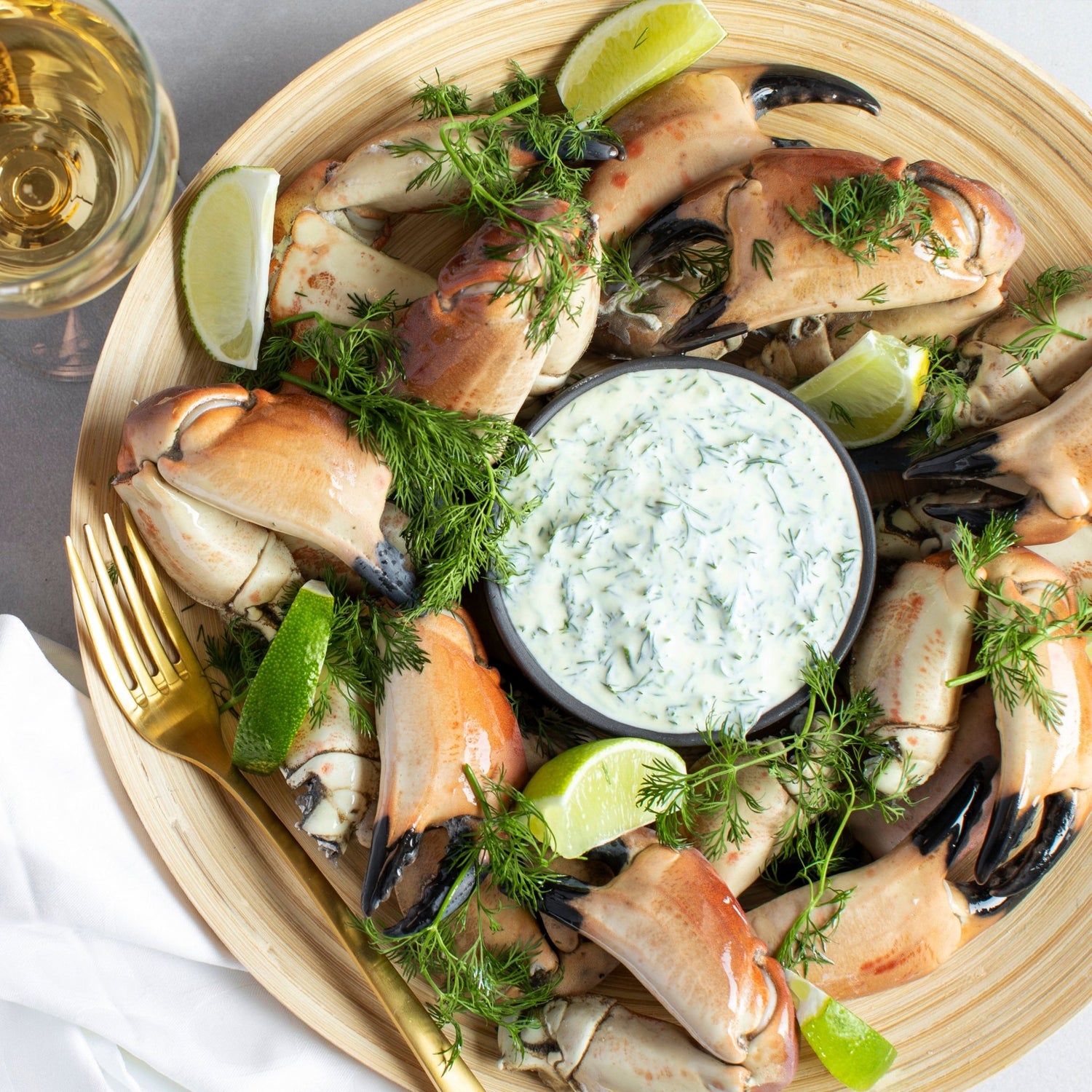 Krabbekløer med urtedressing og lime - Kystfisken