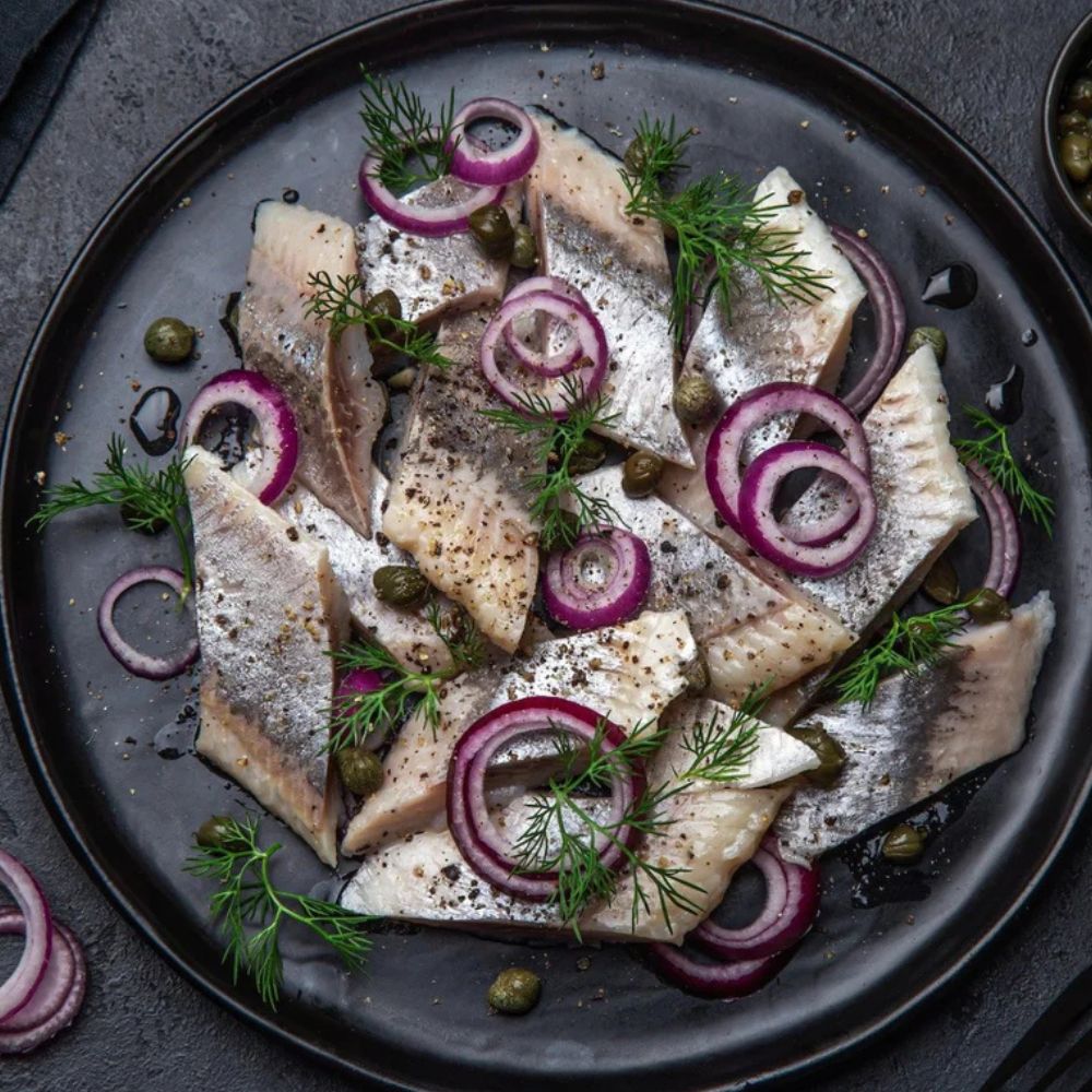 Kryddersild med syltede rødløg, timian og æbler - Kystfisken