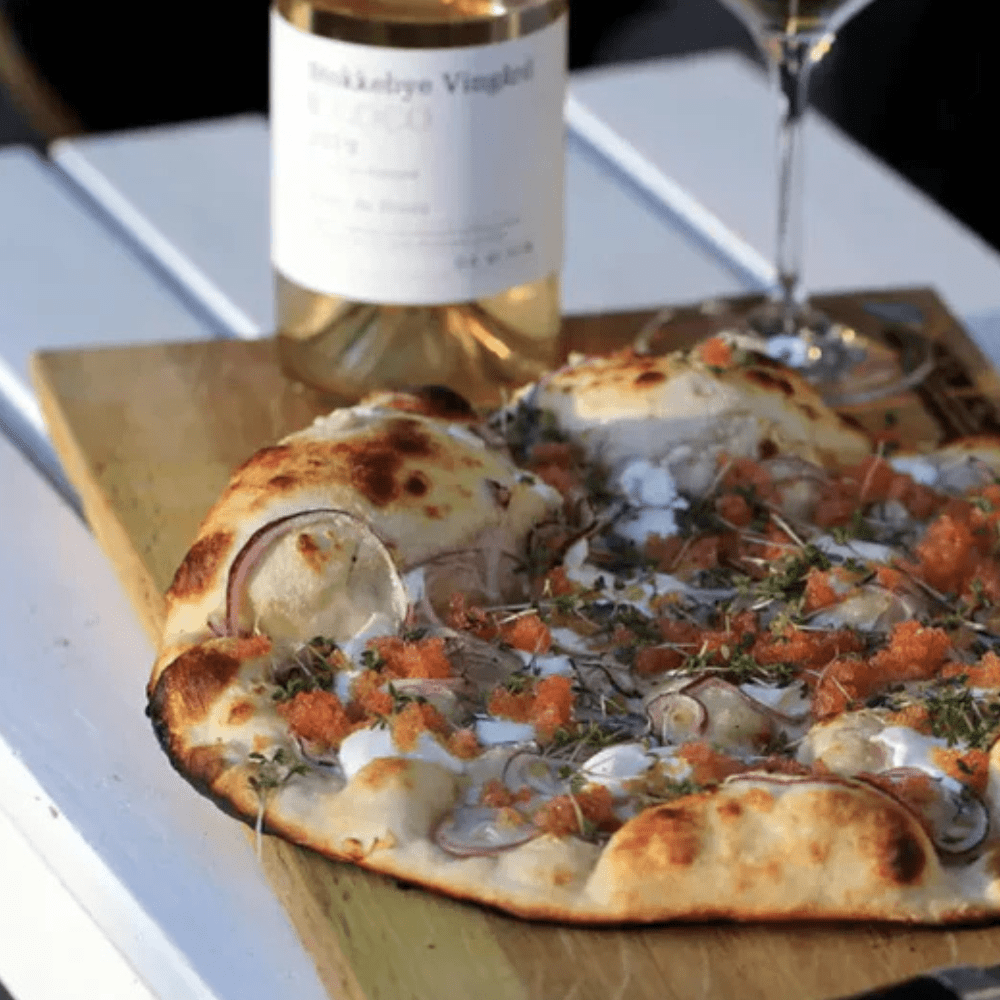 Pizza med stenbiderrogn, rødløg og creme fraiche - Kystfisken