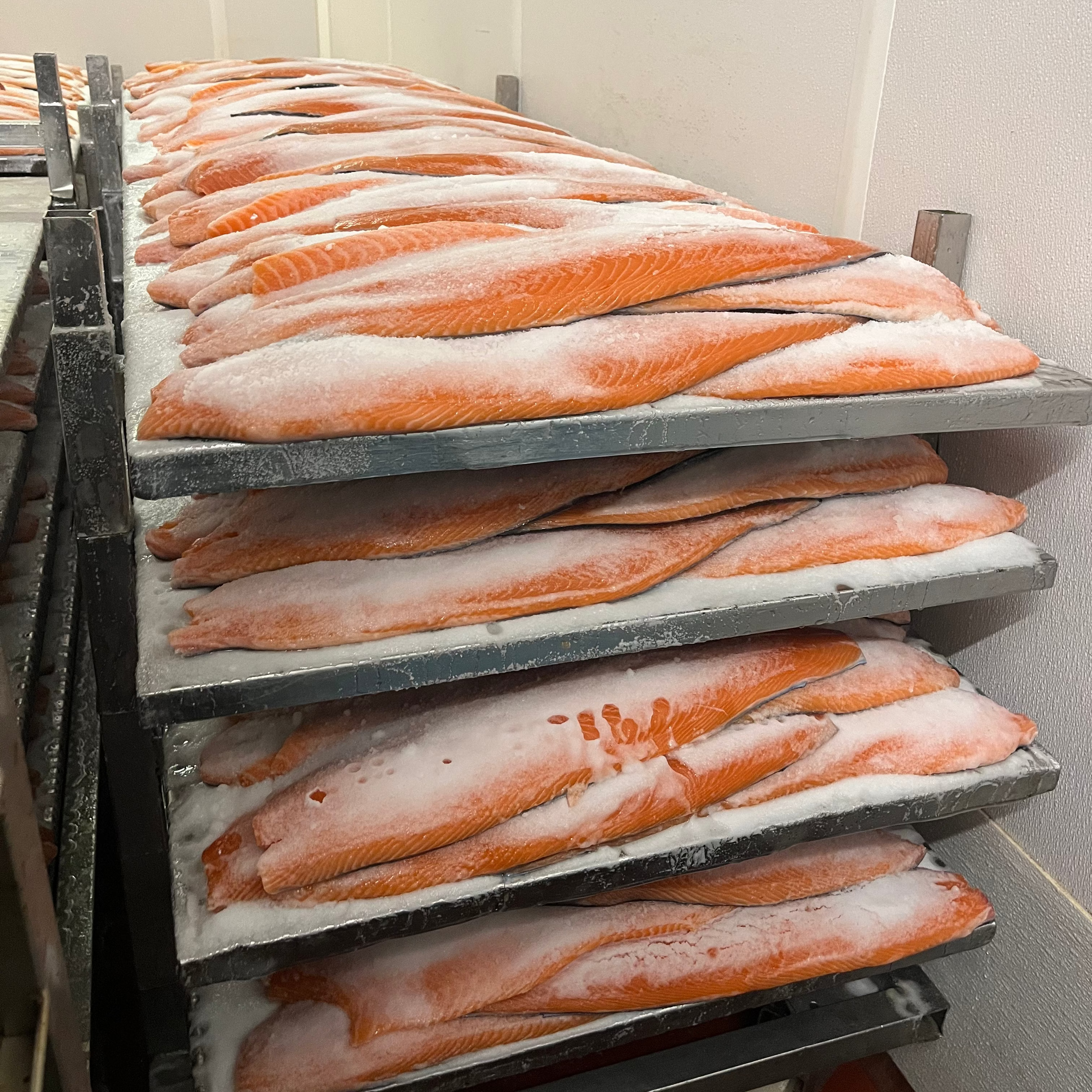 Skiveskåret koldrøget laks fra lokalt røgeri