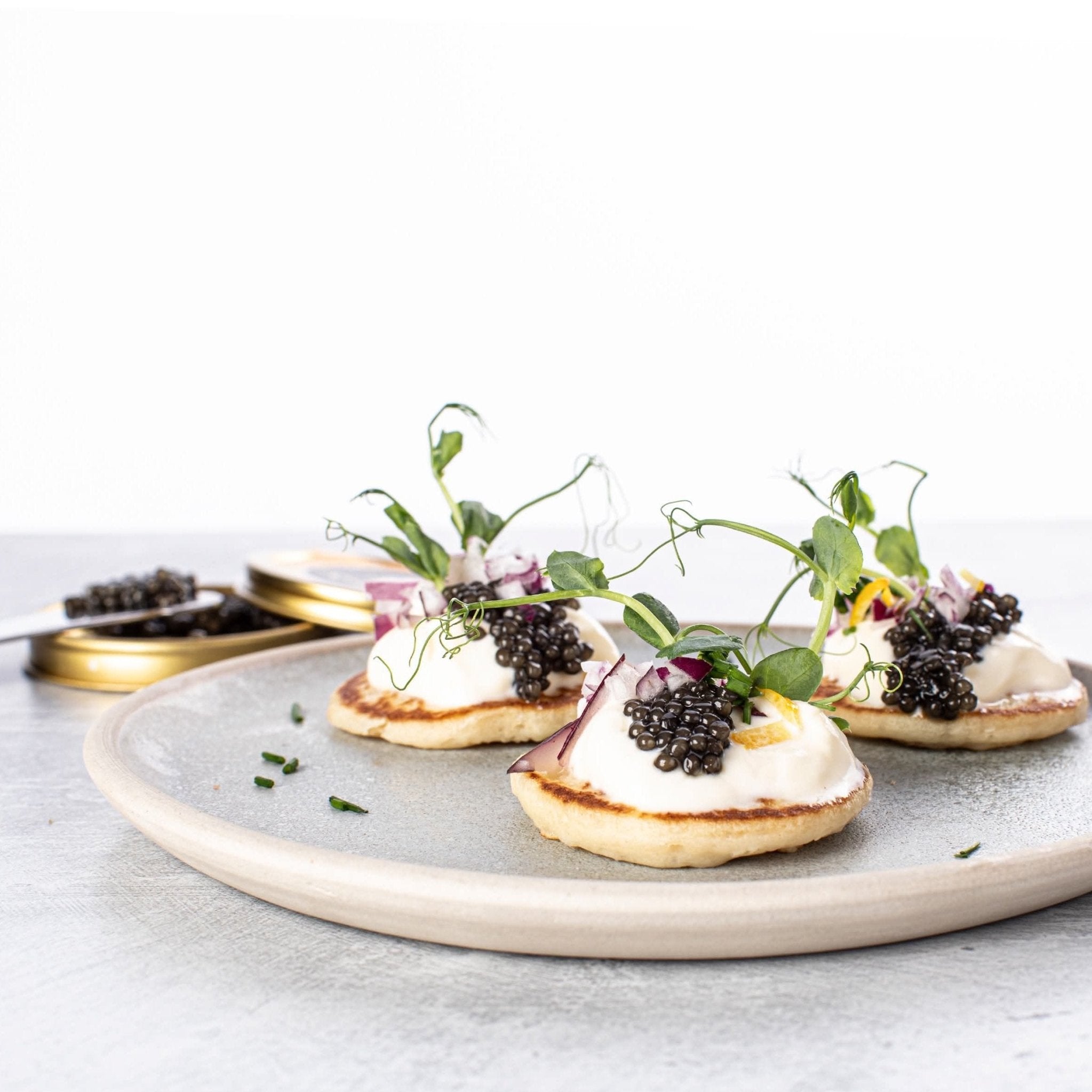 Blinis med Caviar, rødløg og creme fraiche (2 personer) (Nytår) - Kystfisken