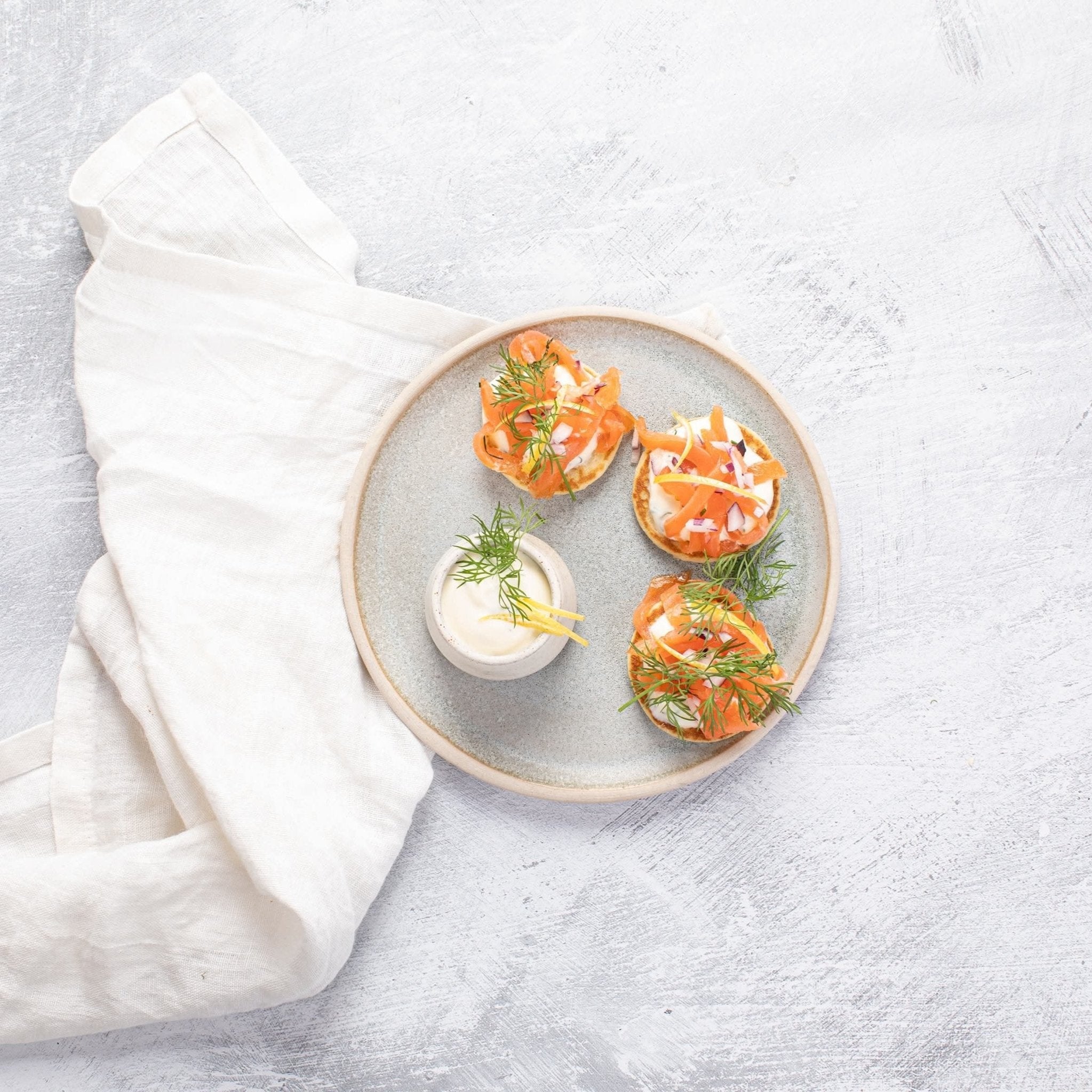Blinis med røget laks, dild og creme fraiche (2 personer) - Kystfisken