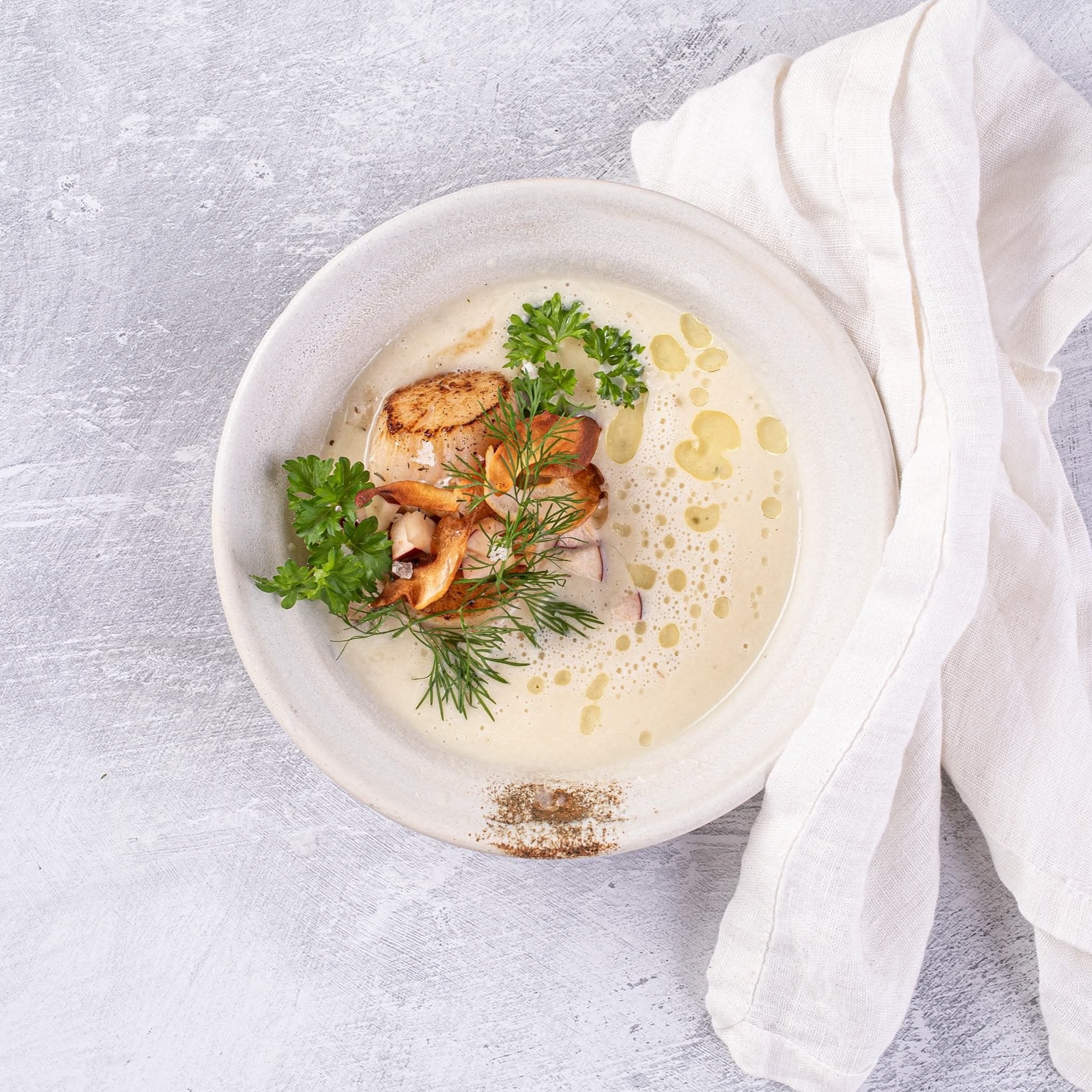 Jordskokkesuppe med kammuslinger og æble - Digital opskrift - Kystfisken