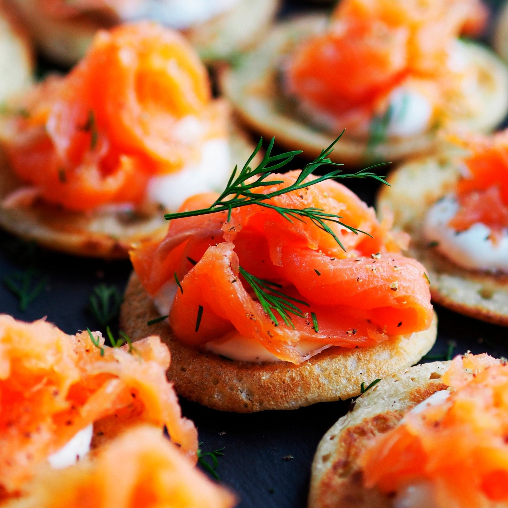 Røget laks på blinis - Kystfisken