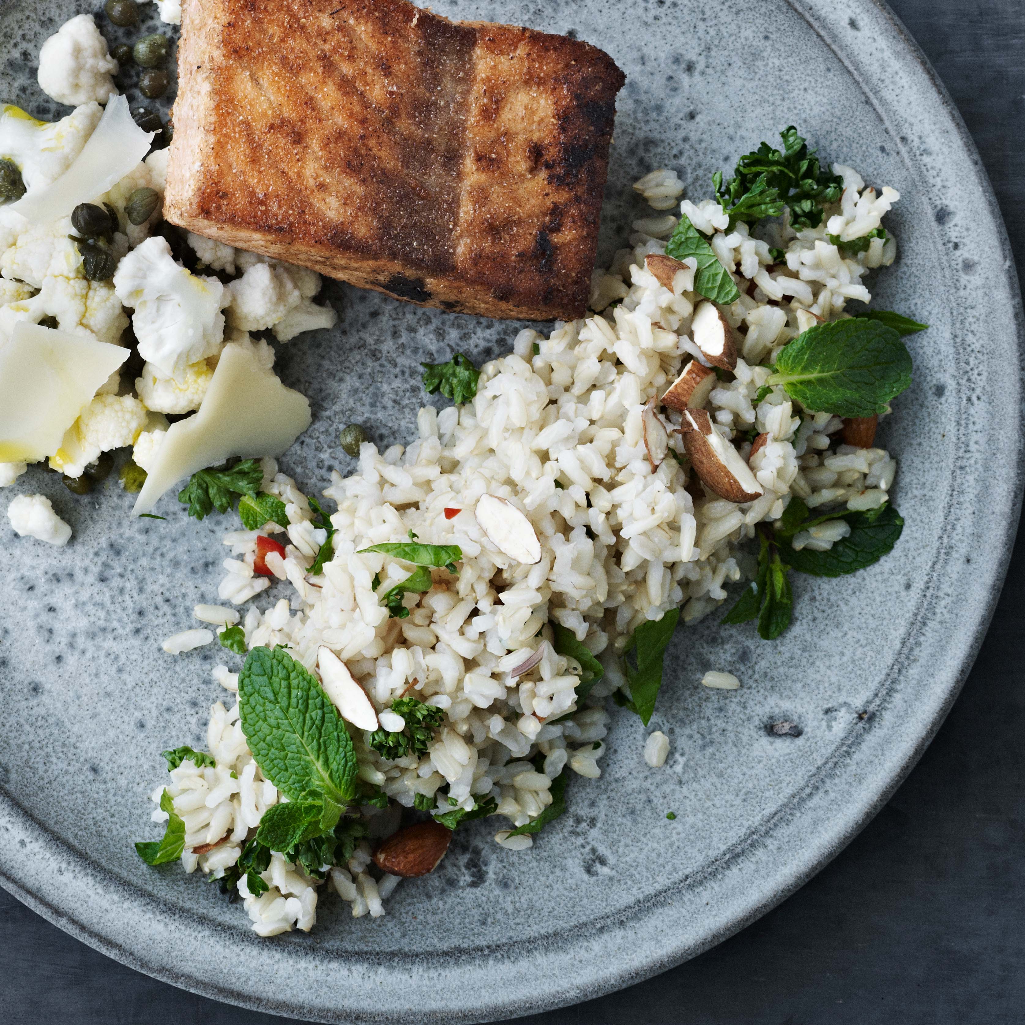 Ristet laks med revet parmesan og rå blomkål