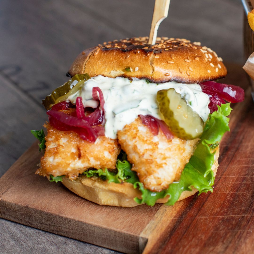 Fiskeburger med sprød havkat og urtedressing