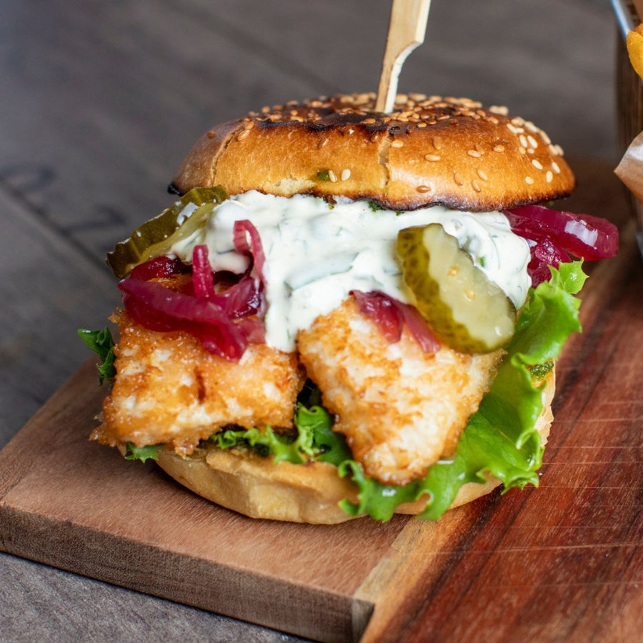 Fiskeburger med sprød havkat og urtedressing