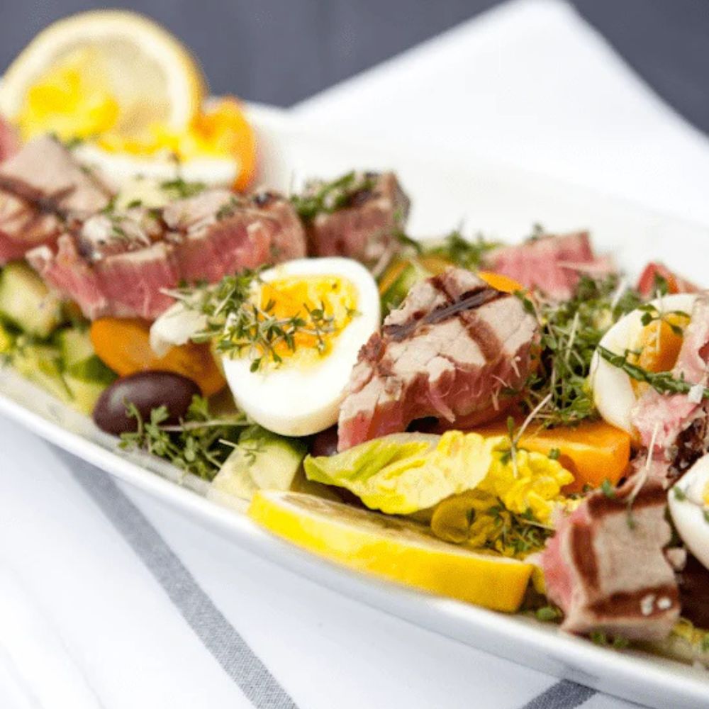 Grillet tunsalat med æg og små tomater