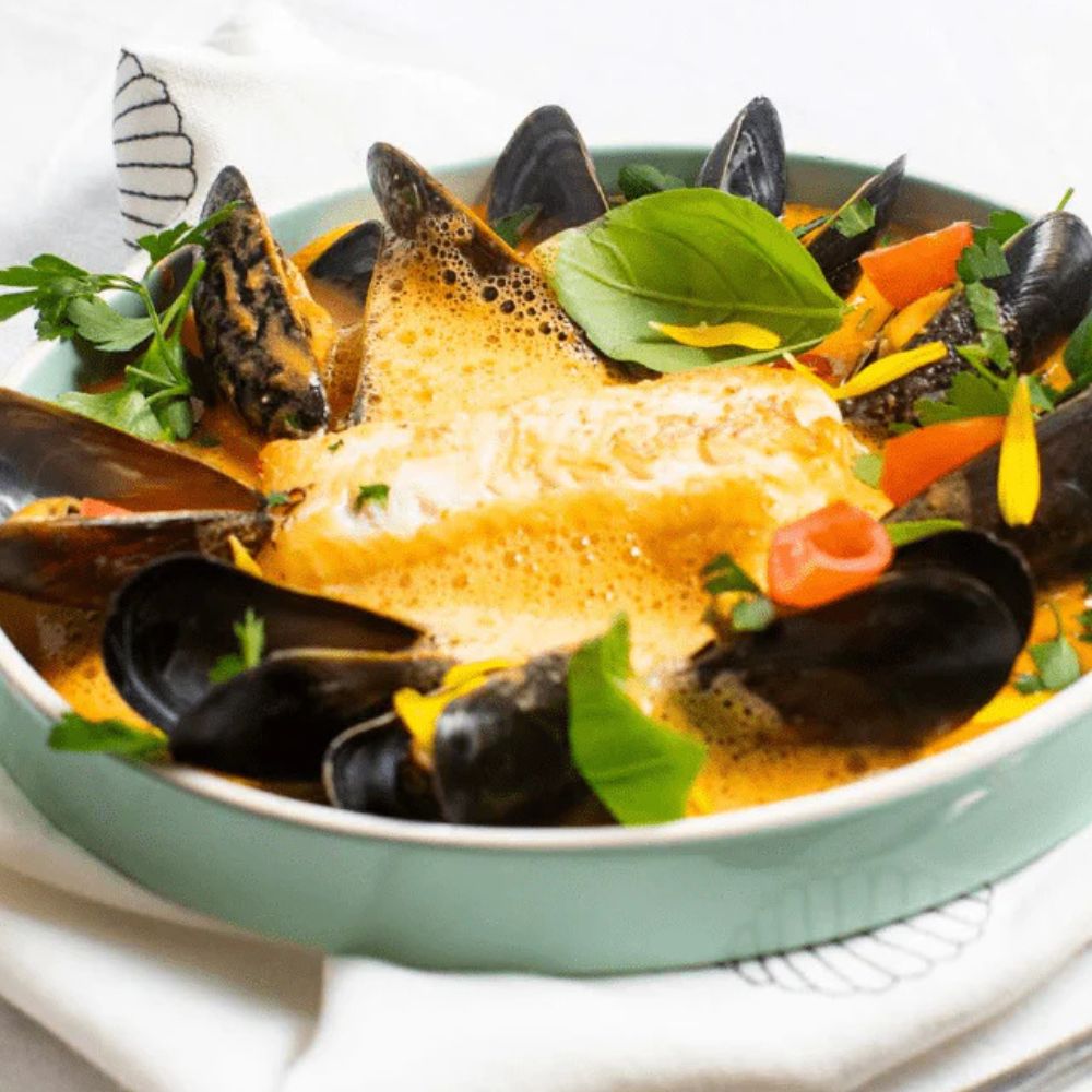 Ristet havkat med dampede muslinger i hummerbisque