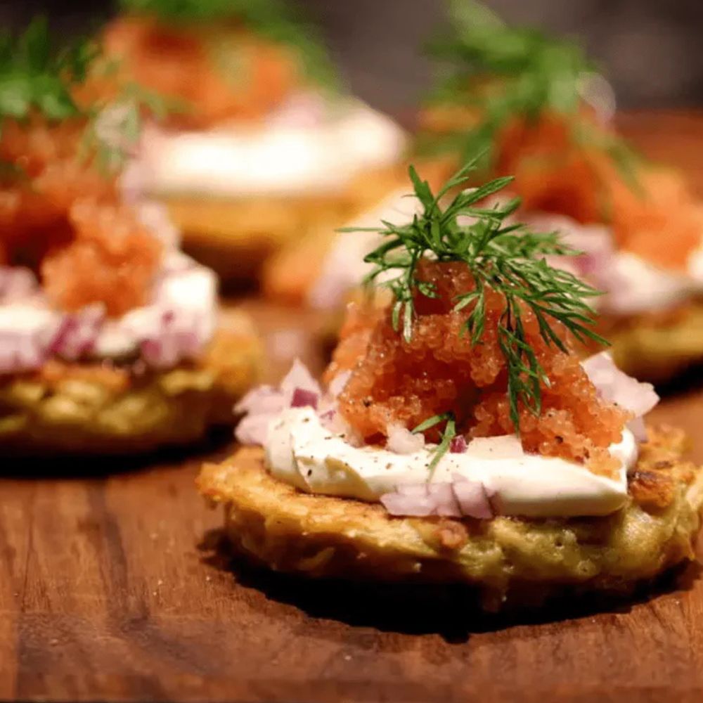 Hjemmelavet rösti med stenbiderrogn, rødløg og creme fraiche
