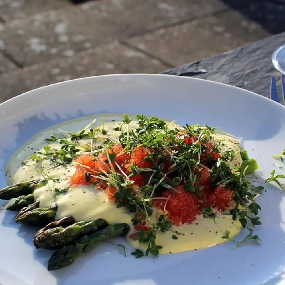 Stenbiderrogn på dampede grønne asparges med hollandaisesauce