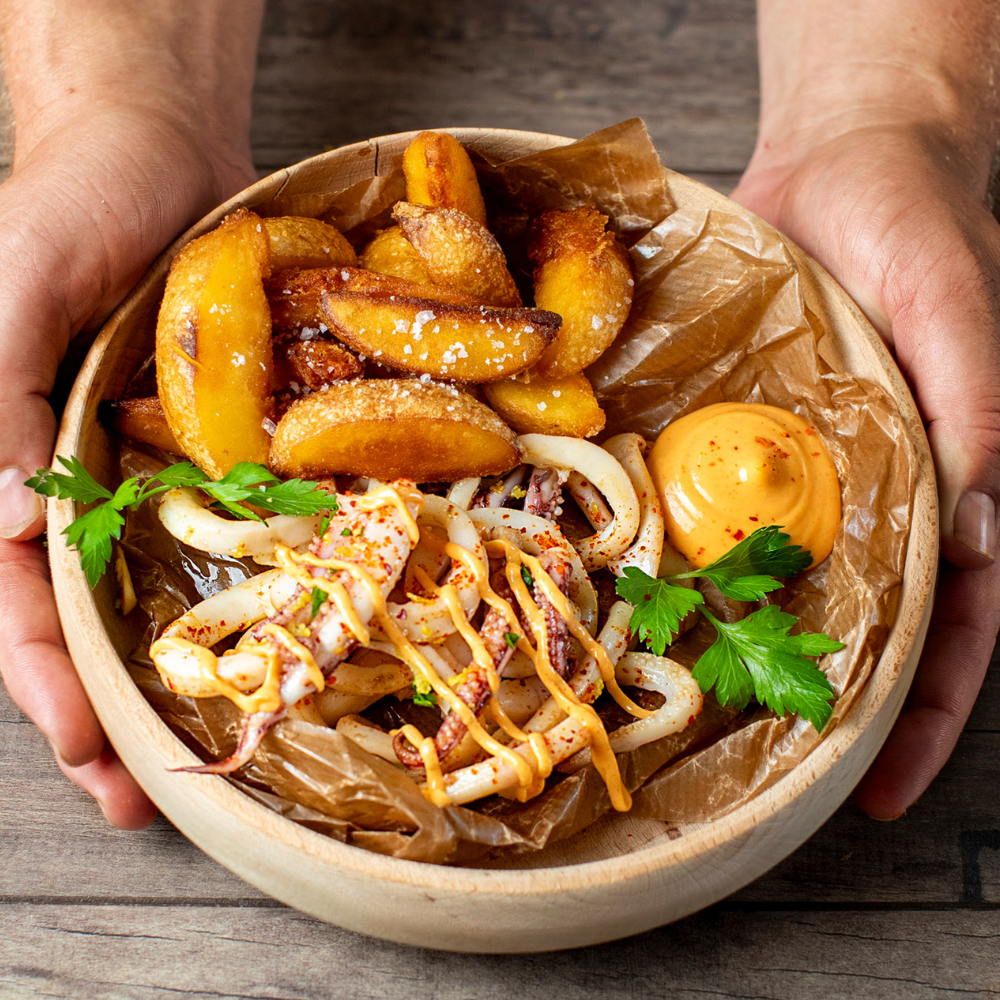 Blæksprutte med chilimayo og sprøde kartofler