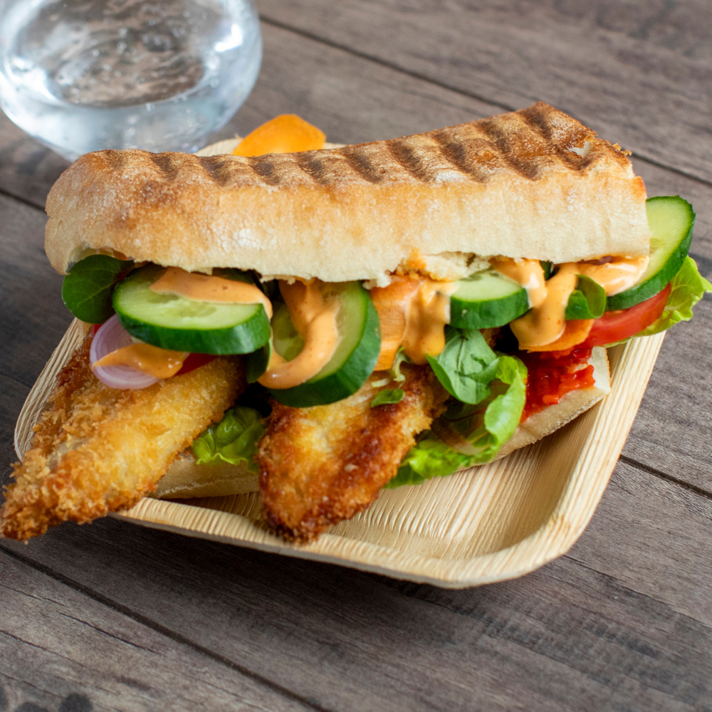 Skrubbe i panini med ajvar og sprødt grønt