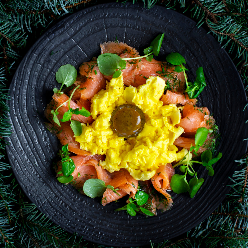 Gravad laks med trøffelrøræg og dilddressing