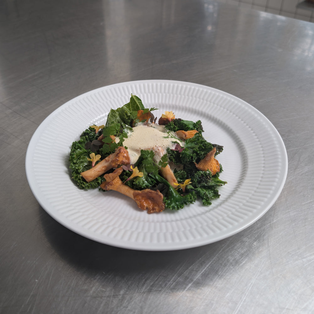 Stegt torsk med kål, kantereller og sauce blanquette