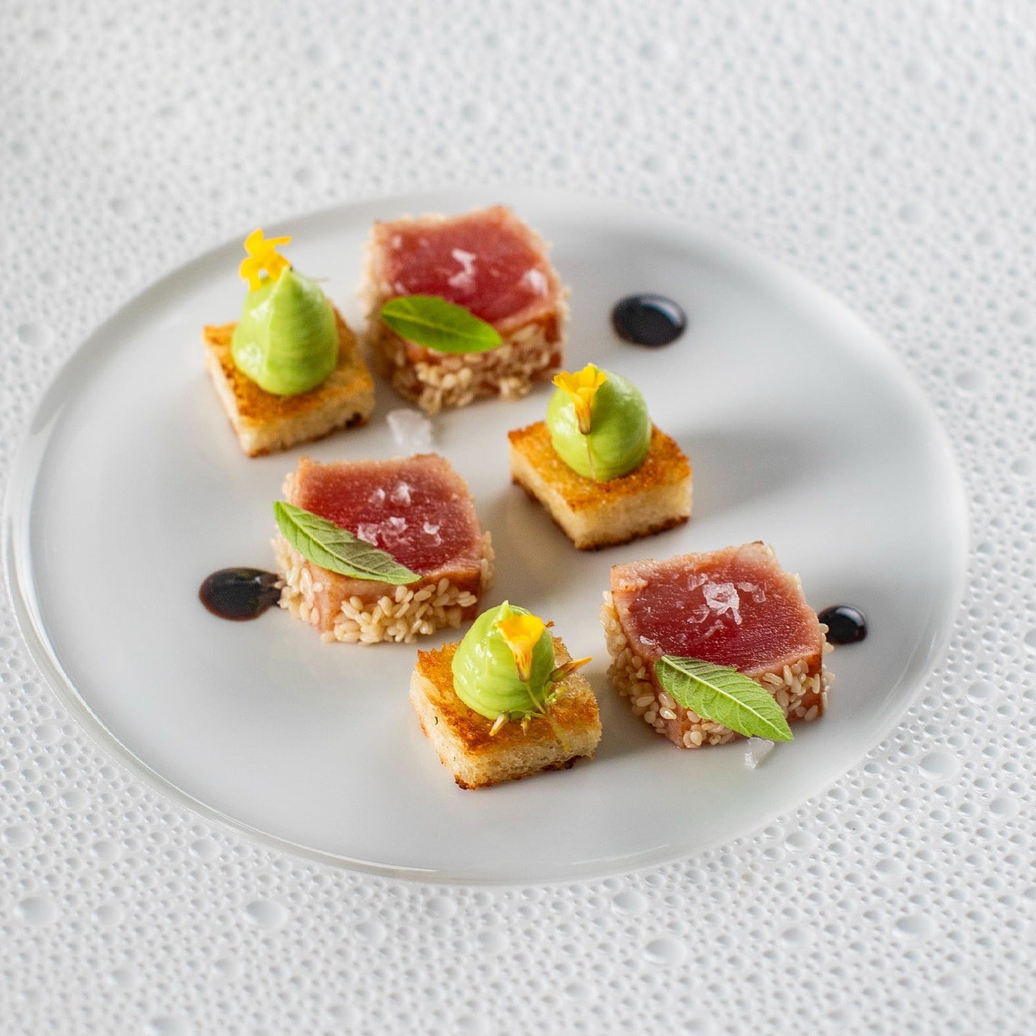 Tun i sesamcrust med brioche og avokadocreme