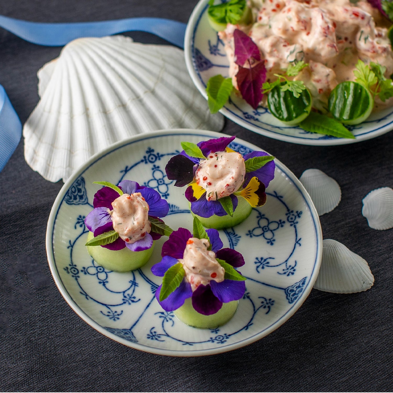 Julefrokost hapsere - Skaldyrssalat i agurk med blomstervelour