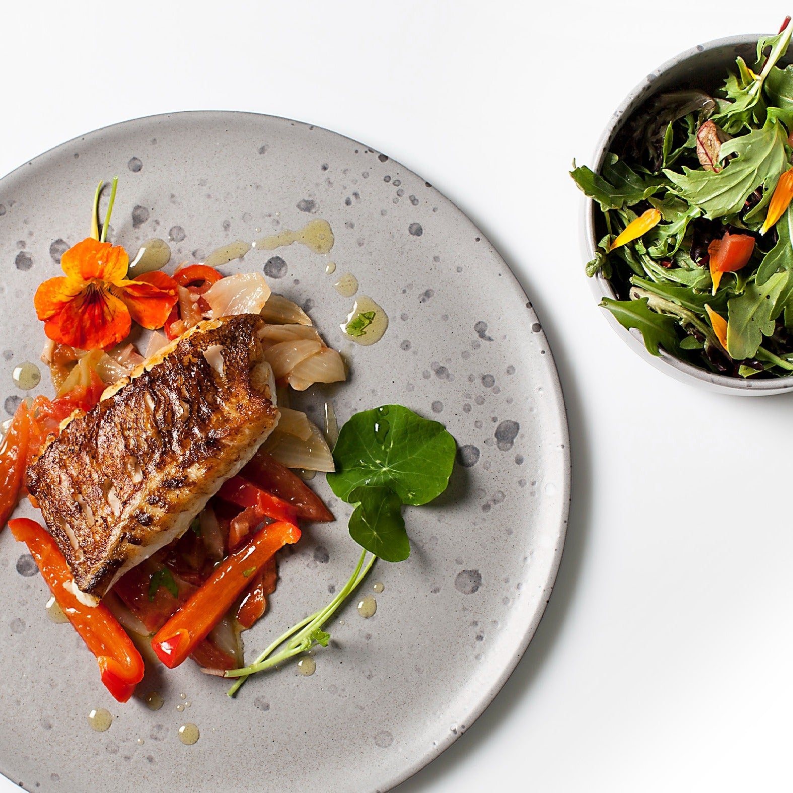 Sprødstegt rødfisk med basquaise og rød karry sauce