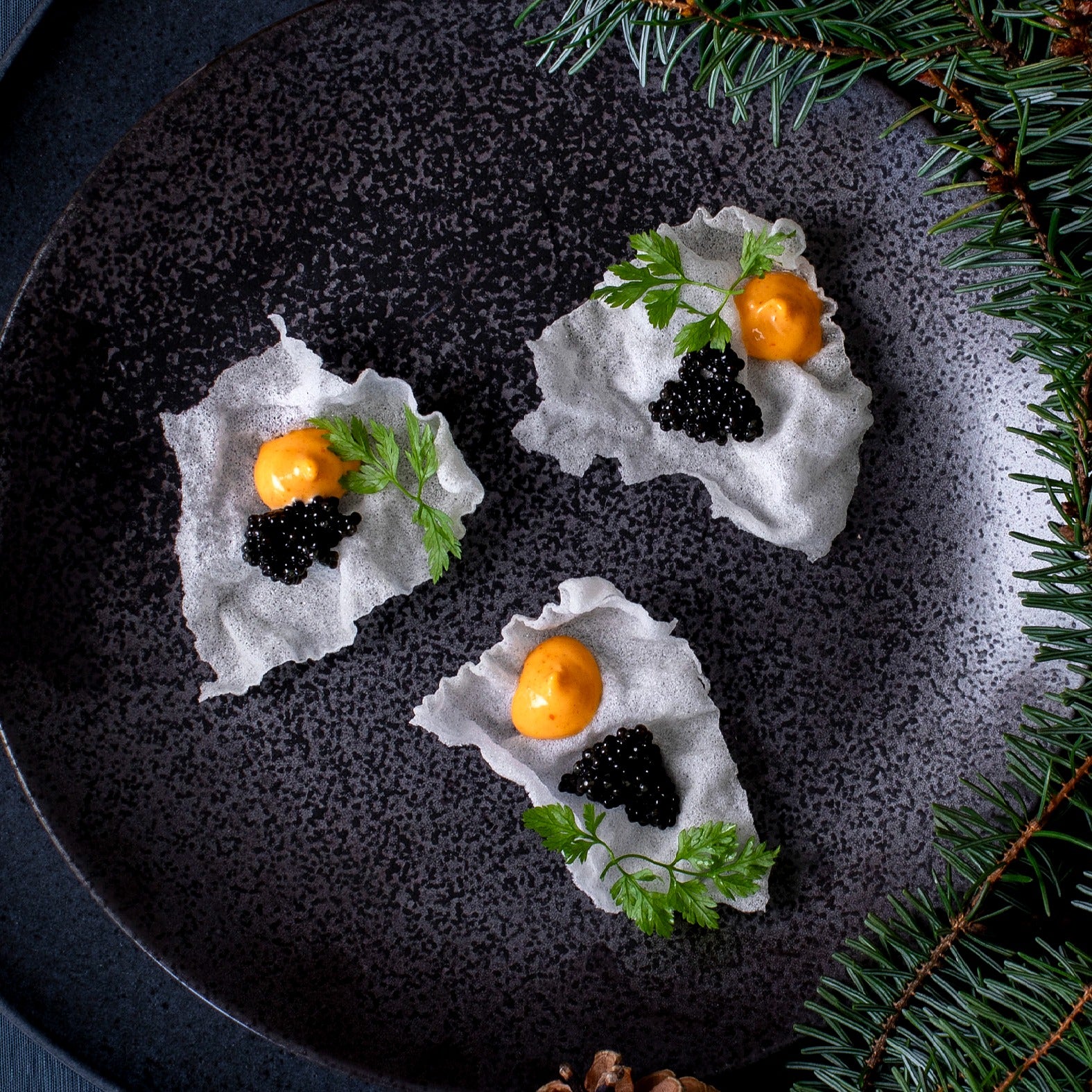 Oscietra caviar på sprøde rejechips med tomatmayo