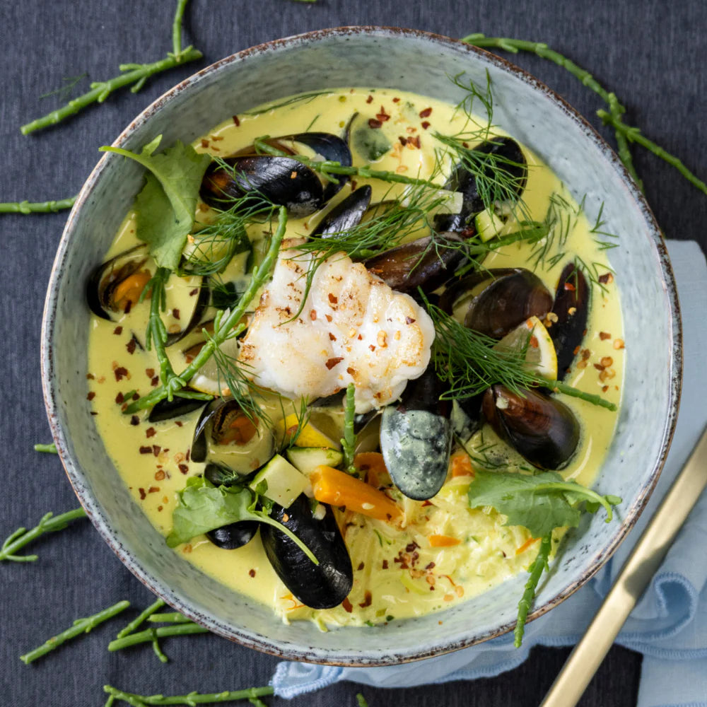 Cremet fiskesuppe med torsk, laks og store rejer.