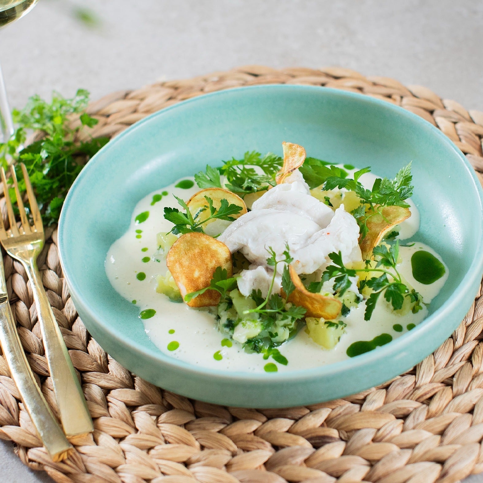 Dampet kuller i rygeostsauce med urtekartofler