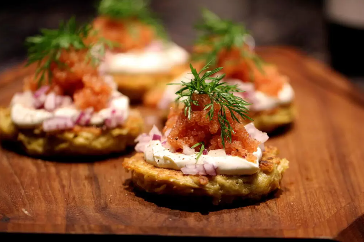 Hjemmelavet rösti med stenbiderrogn, rødløg og creme fraiche