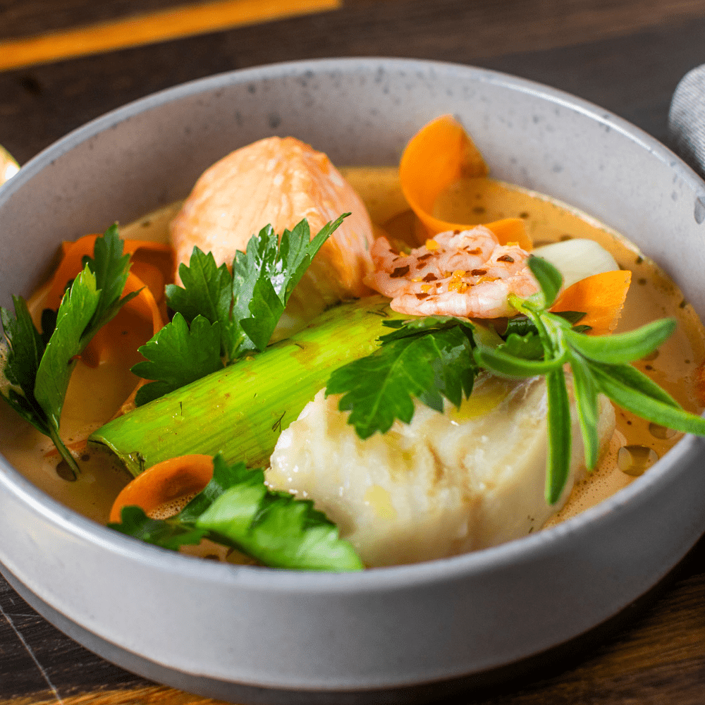 Cremet fiskesuppe med torsk, laks og store rejer. - Kystfisken