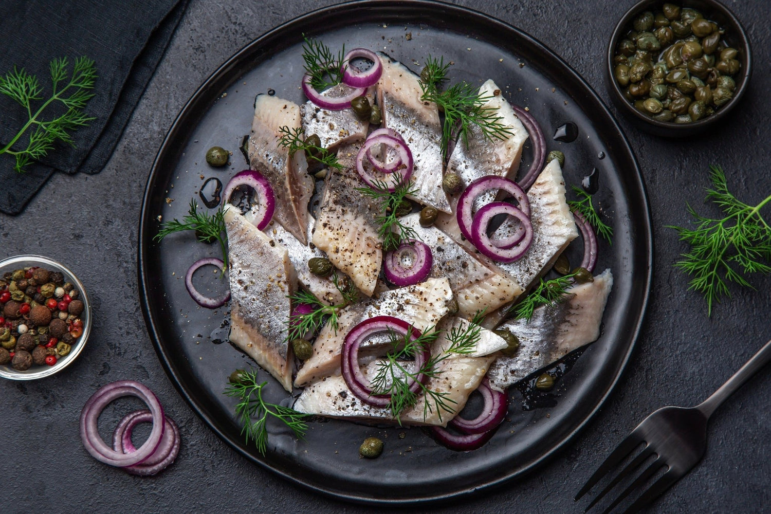 Kryddersild med syltede rødløg, timian og æbler - Kystfisken