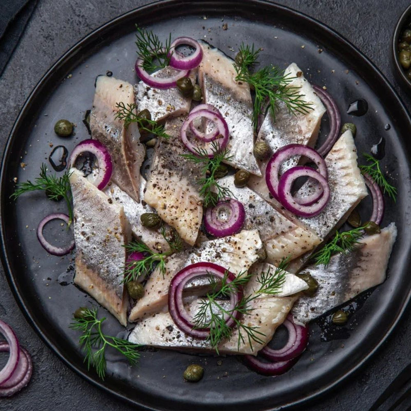 Kryddersild med syltede rødløg, timian og æbler - Kystfisken