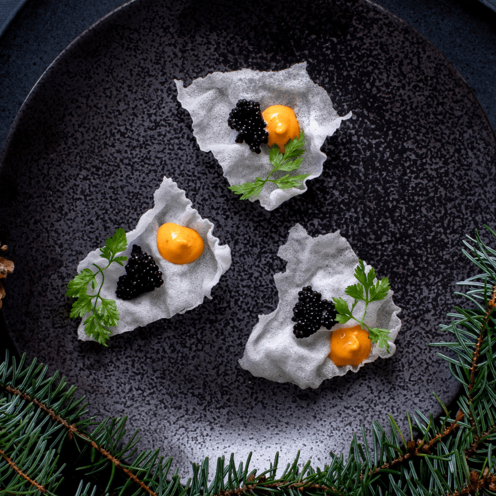 Oscietra caviar på sprøde rejechips med tomatmayo - Kystfisken