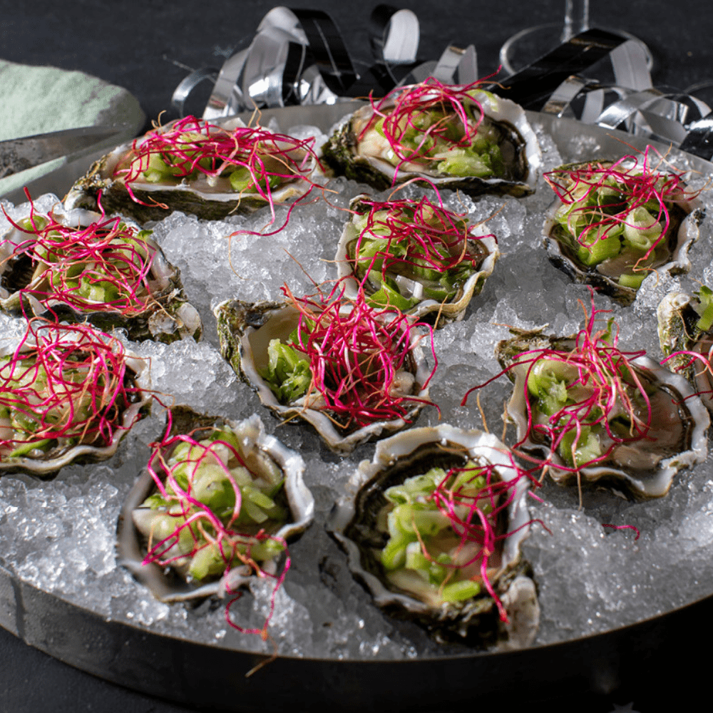 Østers med grøn salsa og rødbedespirer - Kystfisken