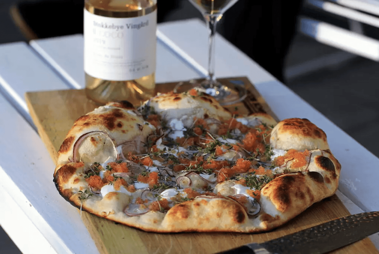 Pizza med stenbiderrogn, rødløg og creme fraiche - Kystfisken
