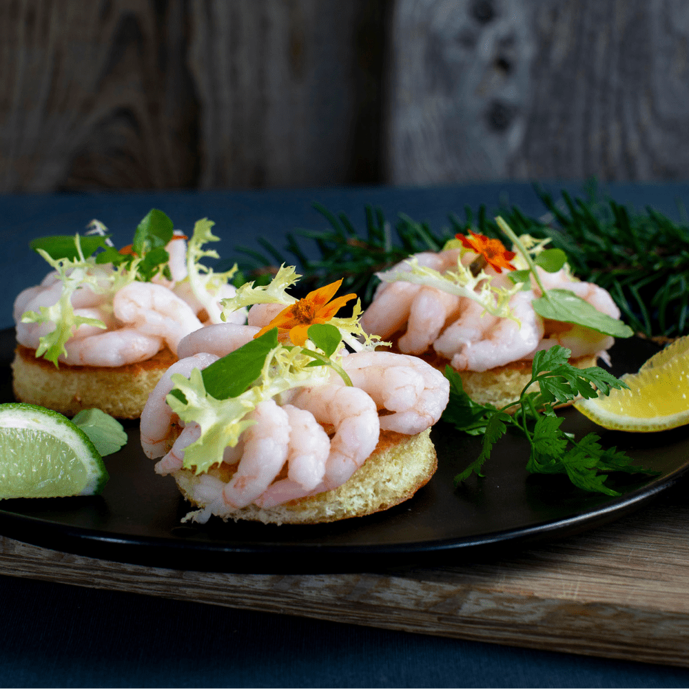 Rejerosetter på smørristet brioche med citronmayo - Kystfisken