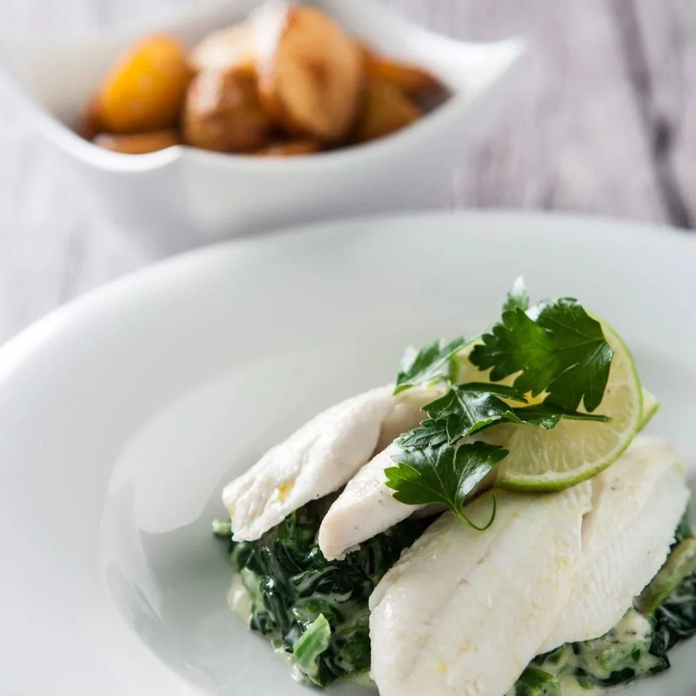 Spættefilet med flødestuvet spinat - Kystfisken