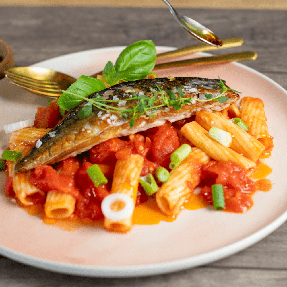 Sprødstegt makrel med one-pot-pasta - Kystfisken
