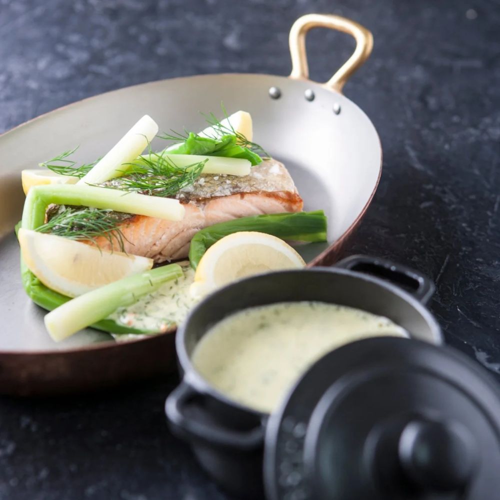 Stegt laks med krydderhollandaise - Kystfisken
