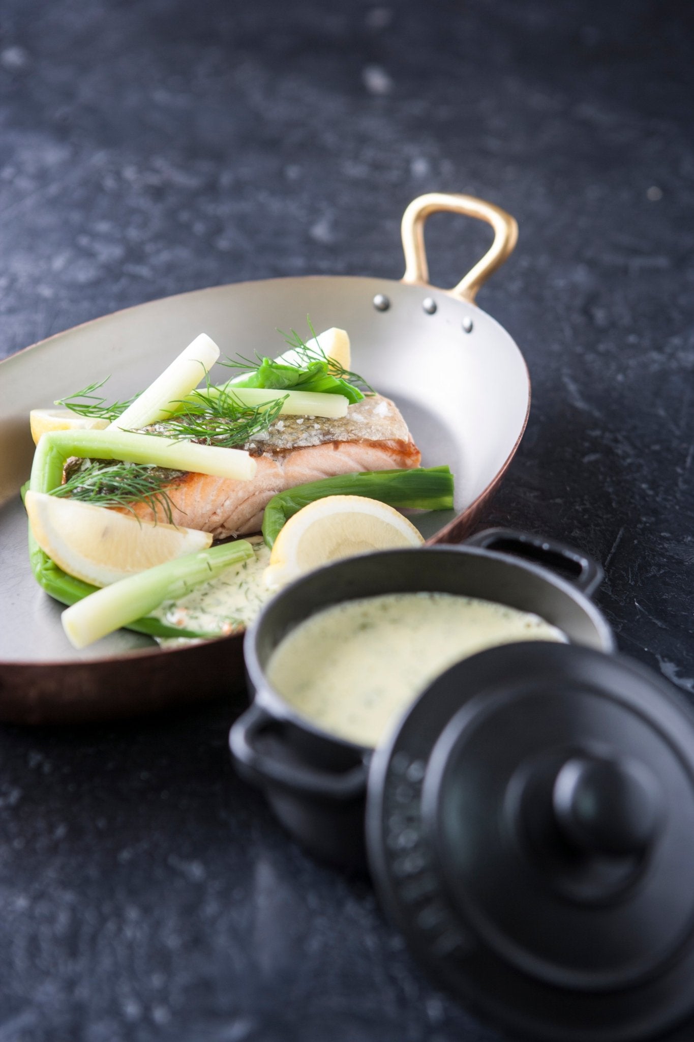 Stegt laks med krydderhollandaise - Kystfisken