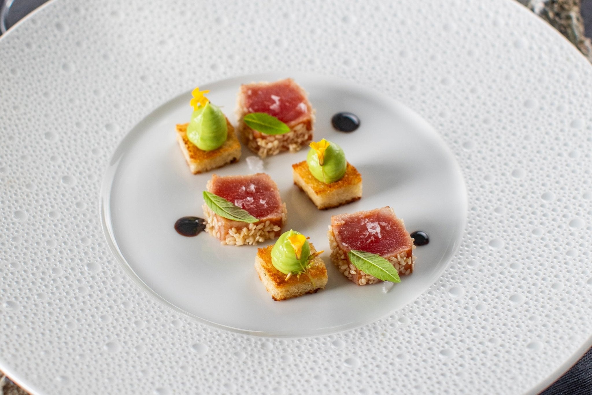 Tun i sesamcrust med brioche og avokadocreme - Kystfisken