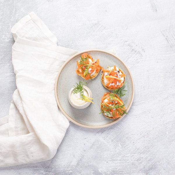 Blinis med røget laks, dild og creme fraiche (2 personer)